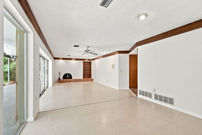 Building Photo - 1257 Fairway Cir S