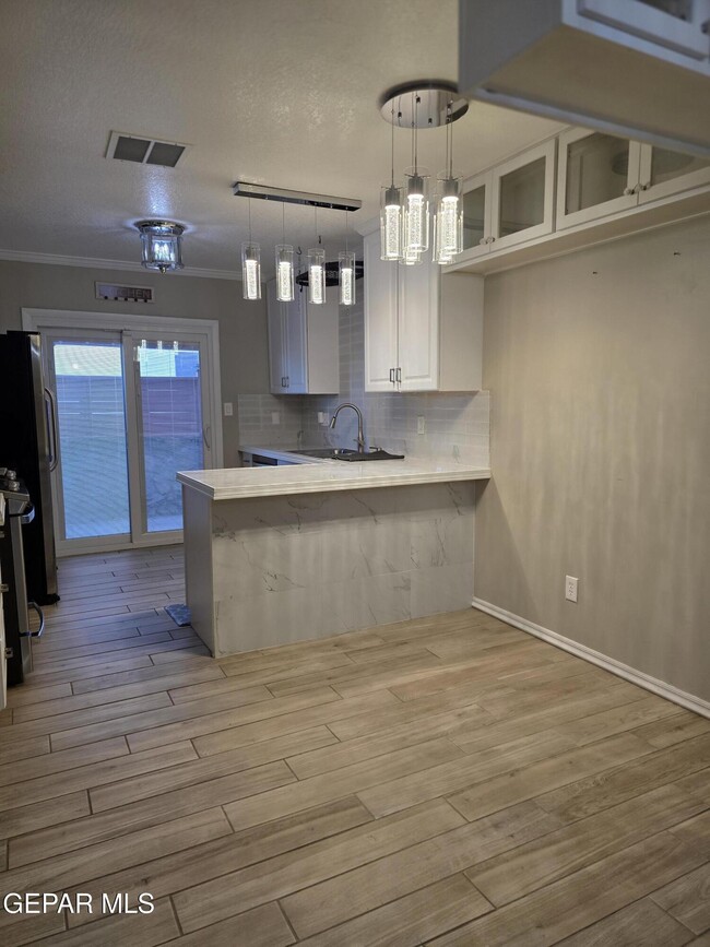 Building Photo - 12105 Royal Woods Dr