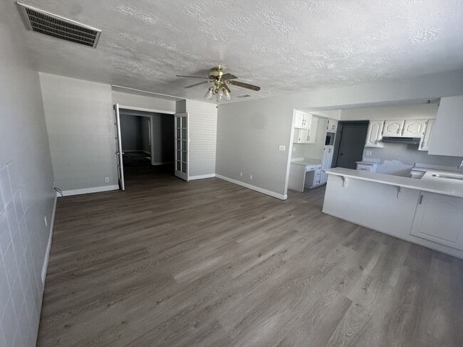 Building Photo - Amazing Home in Bloomington Hills