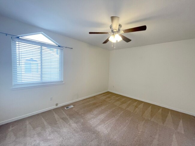 Building Photo - 2 bedroom master suites,2 bathrooms! 1 car...