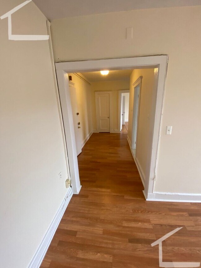 Building Photo - 1BD + HEAT & HW * BRIGHTON *