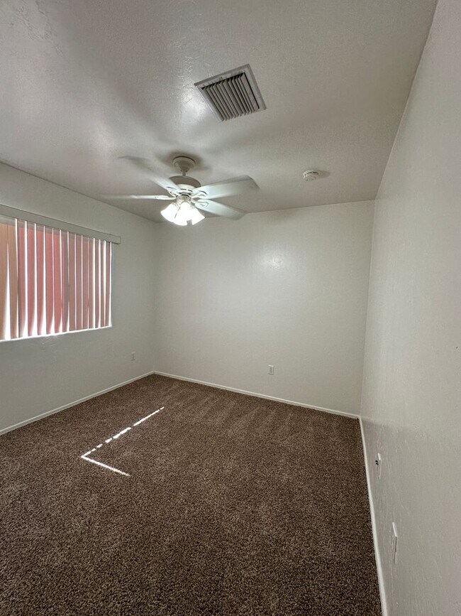 Building Photo - Beautiful 3 Bed 2 Bath House!!