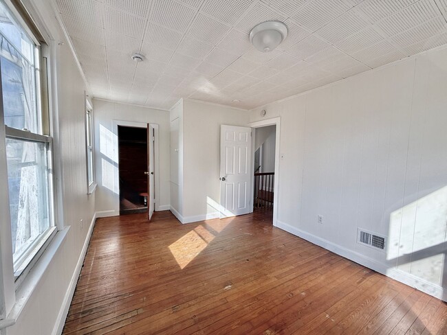 Building Photo - FOR RENT- Spacious 4 Bedroom 2 Bath Home in Penns Grove $2000