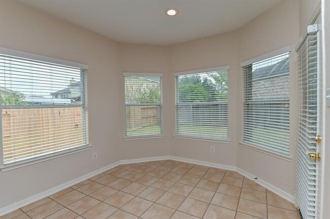 Building Photo - 211 Elana Ln