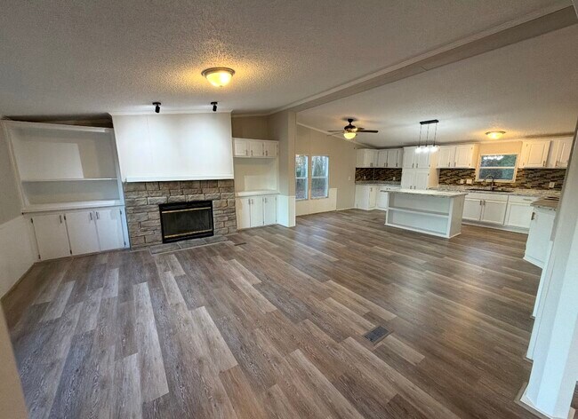 Building Photo - 103 Oak Ct