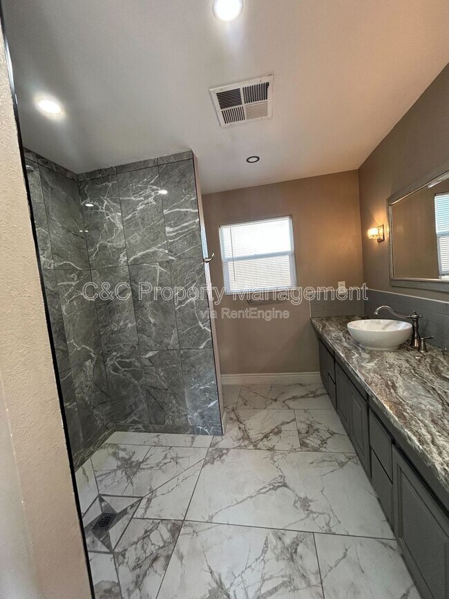 Building Photo - 1222 W Saginaw Way