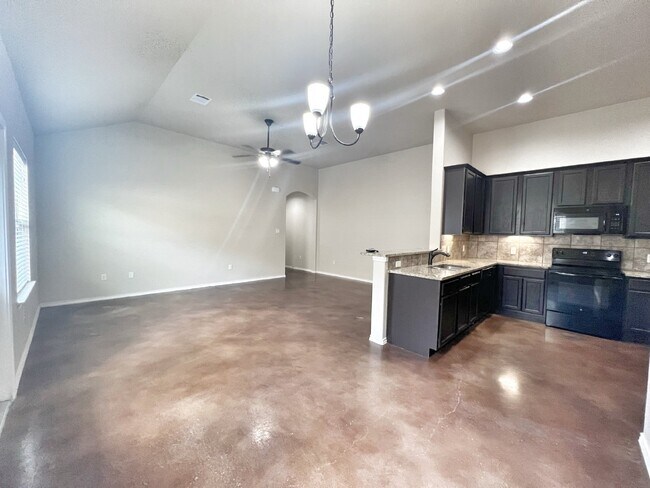 Building Photo - Spacious 3BR/2BA Duplex with Private Yard ...