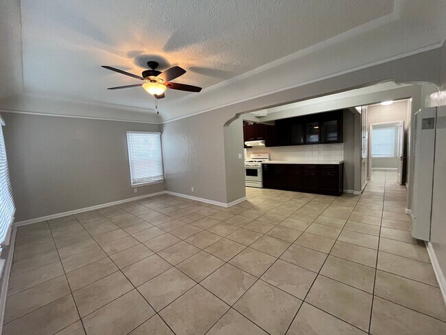 Building Photo - LARGE UPSTAIRS 2 BEDROOM 1 BATH, BUILDING ...