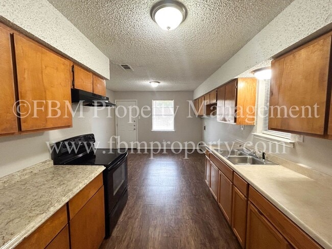Building Photo - 1603 S Hall St