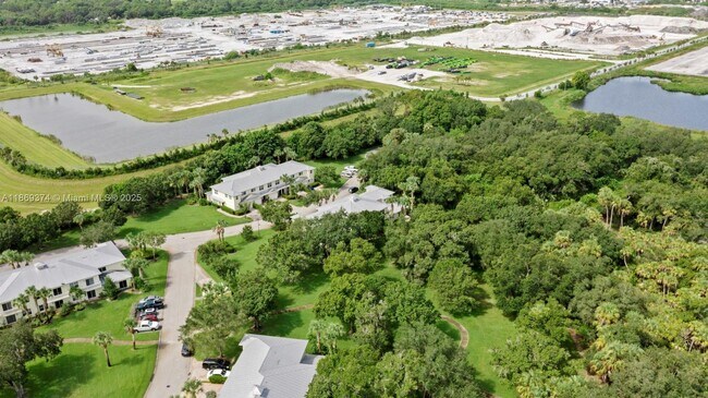 Building Photo - 2700 Creekside Dr