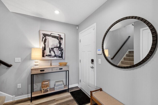 Building Photo - Rare End Unit 3Bed 3Bath Townhome in Rogers