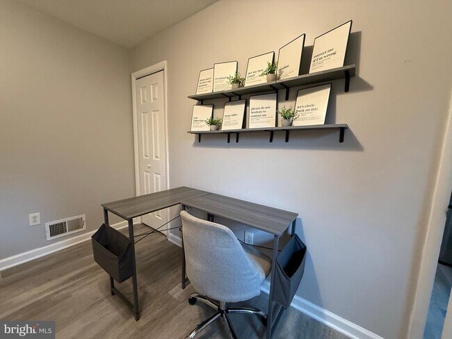 Building Photo - 2208 Vermont Ave