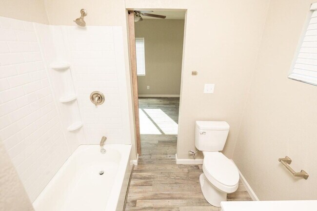 Building Photo - Newly renovated 1 Bedroom