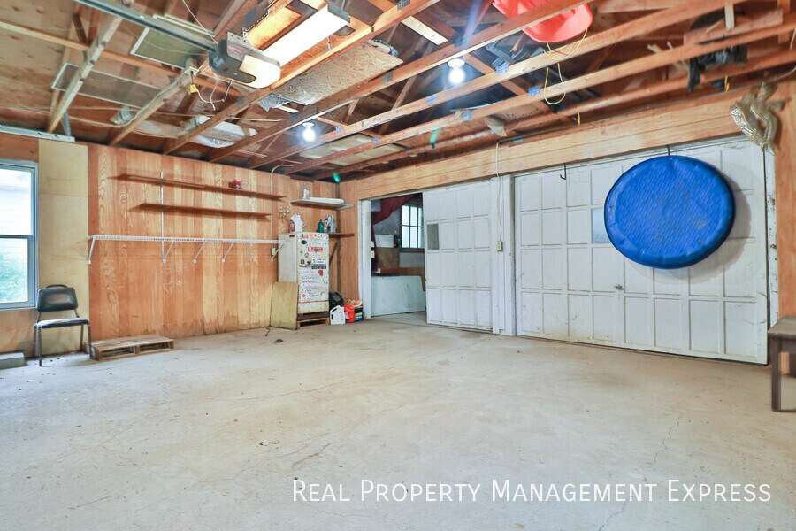 Building Photo - 3 Bedroom Acreage in Southeast Sioux Falls
