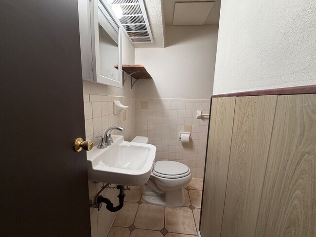 Building Photo - ~Availalbe Now~ Beautiful Four Bedroom House in Denver!