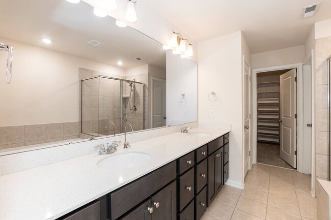 Building Photo - Gorgeous End Unit Townhome!