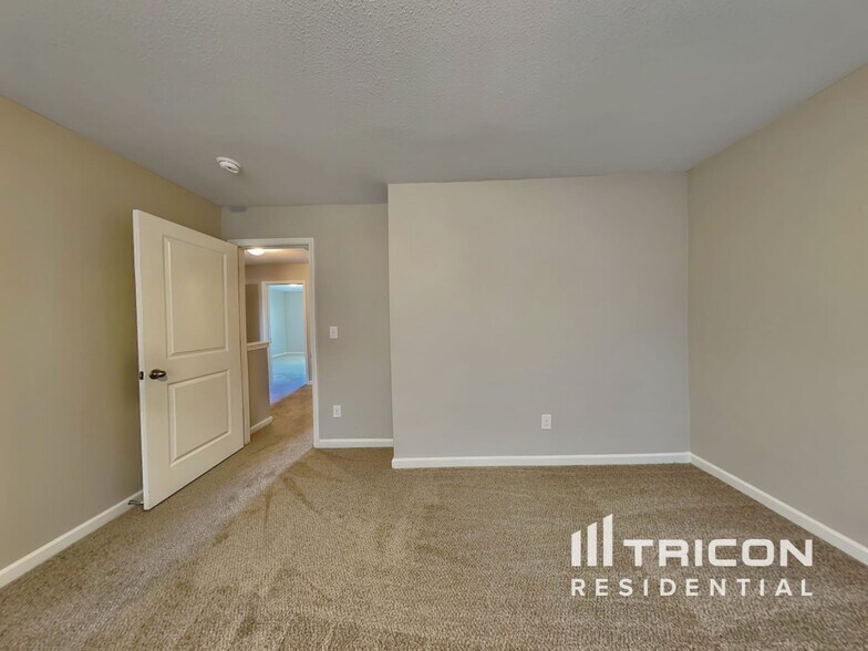 Building Photo - 2831 Village Center Dr