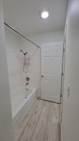 Shared Shower - 1109 Wildrose Ct