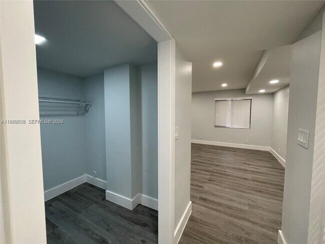 Building Photo - 4725 SW 62nd Ave