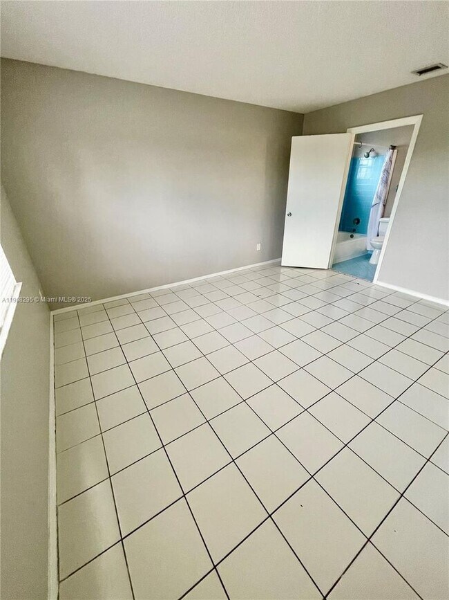 Building Photo - 5532 SW 22nd St