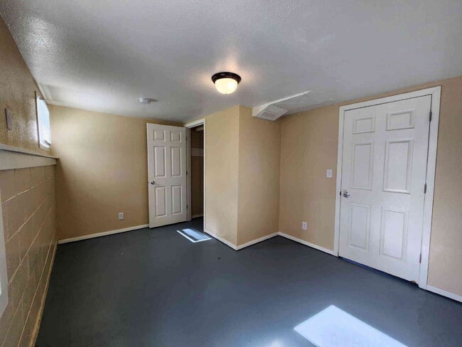 Building Photo - 3 Bedroom with Garage