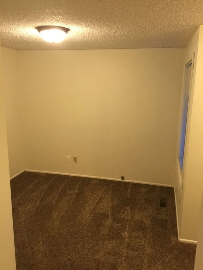 Building Photo - 3 bedroom 2 bathroom Duplex