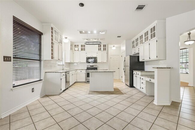 Building Photo - 2604 Stenson Dr