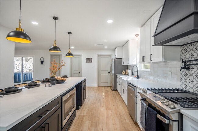 Building Photo - 5614 Oakhaven Ln