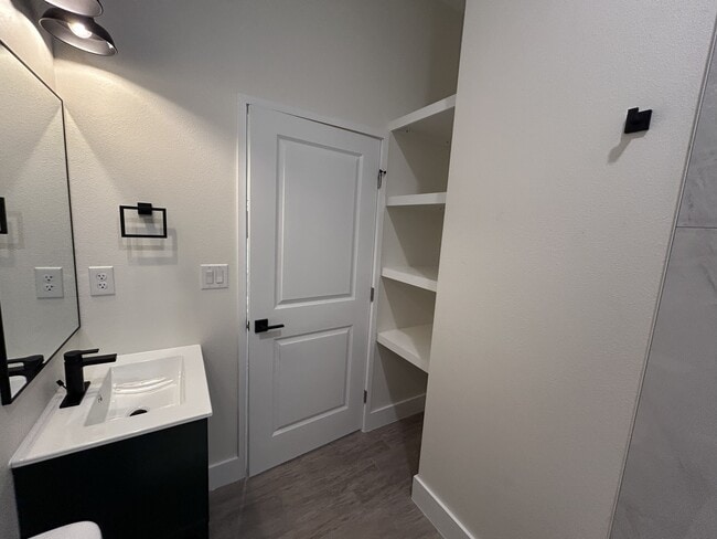 Building Photo - 3915 Rodeo Dr N