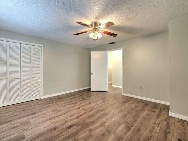 Building Photo - Very nice large 5 bedroom/3 bathroom home ...