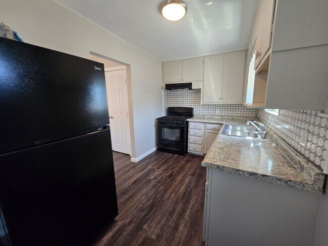 Building Photo - Newly Renovated Home