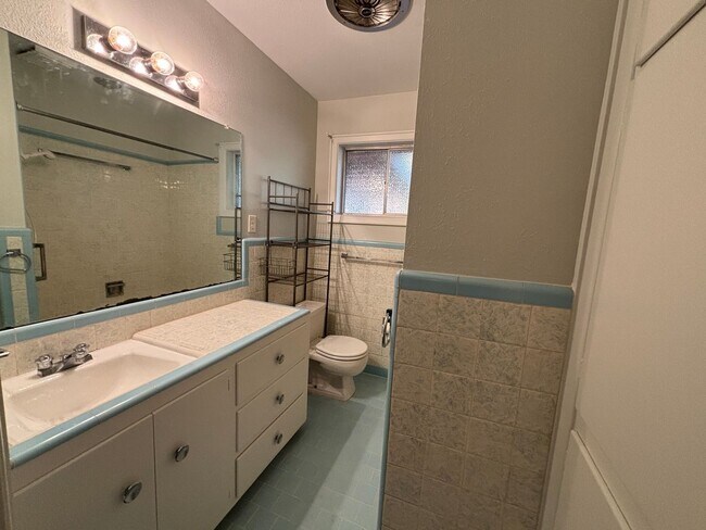 Building Photo - COZY HOME IN SHREVE ISLAND