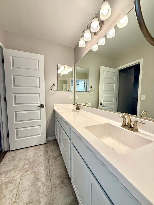 Building Photo - 14220 W Buckskin Trl