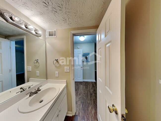 Building Photo - 900 Cline Petty Way