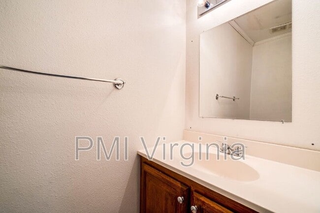 Building Photo - 812 Tuition Ct