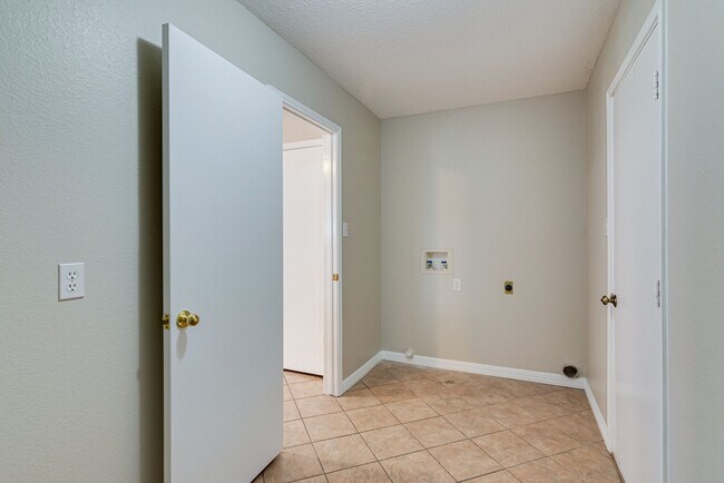 Building Photo - 6718 Valley Branch Dr