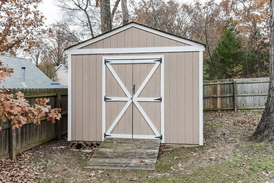 Building Photo - 1903 Champlain Dr
