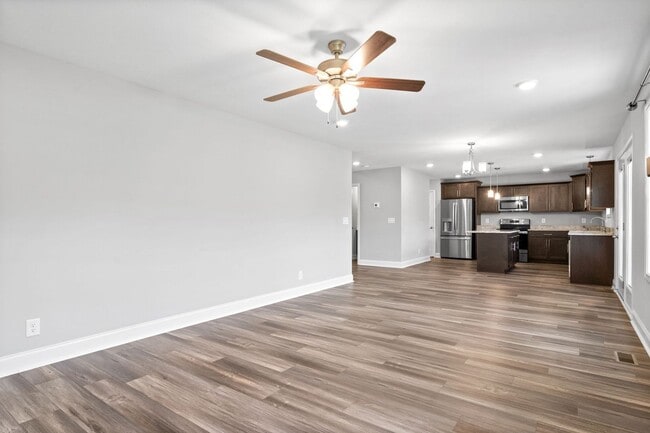 Building Photo - Beautiful Home Close to Fort Campell Ready for You to Make New Memories In