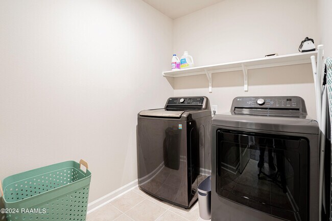 Building Photo - 407 Broussard Hl Dr