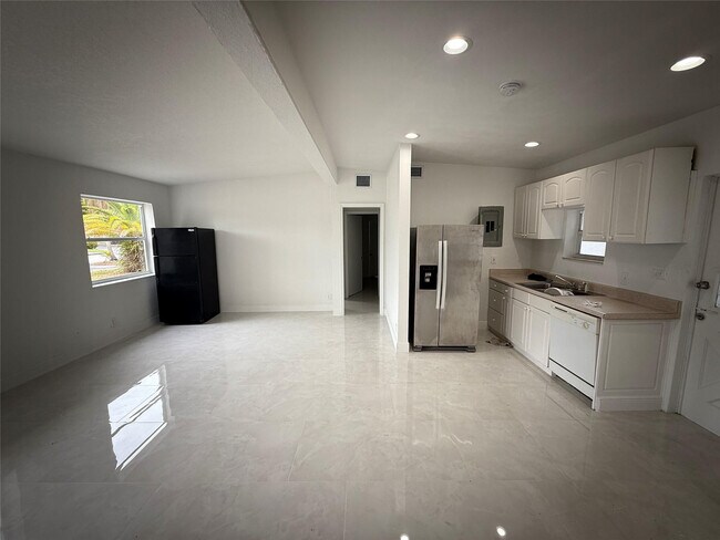 Building Photo - 1724 NE 50th Ct