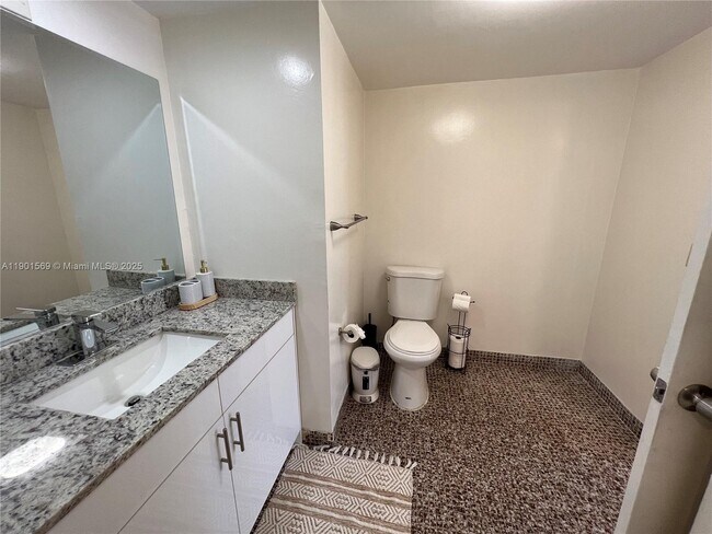 Building Photo - 1301 NE Miami Gardens Dr