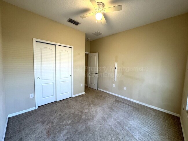 Building Photo - 215 Lakeshore Dr