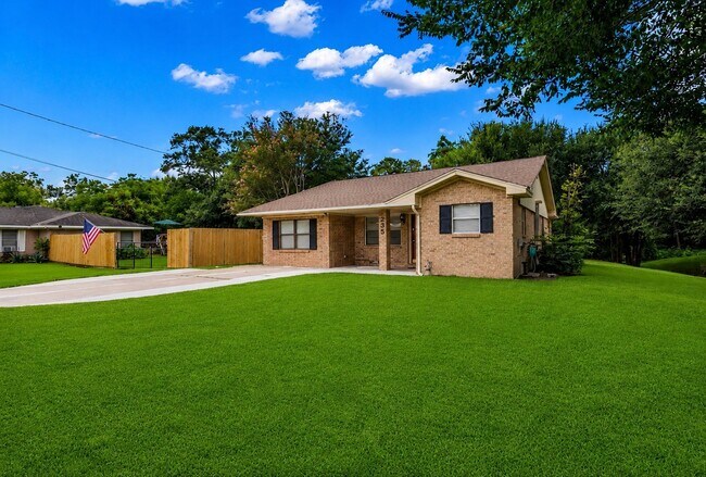 Building Photo - 235 Live Oak St