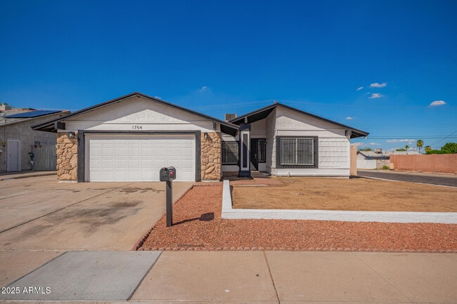 Building Photo - 1754 E Alta Vista Rd