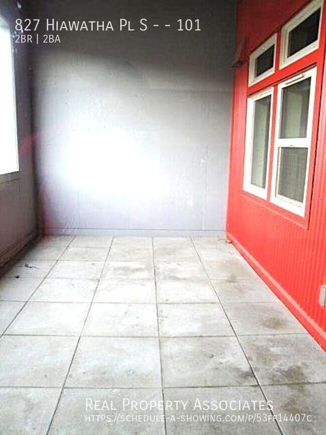 Building Photo - 827 Hiawatha Pl S