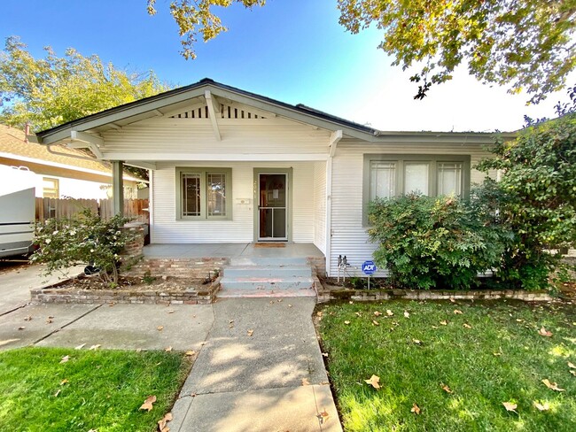 Building Photo - Adorable Home in Mid-town Sacramento!