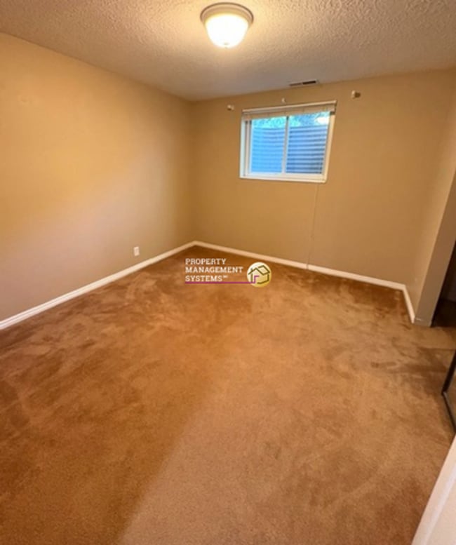 Building Photo - 4 Bedroom / 3 Bath Home in Sandy!