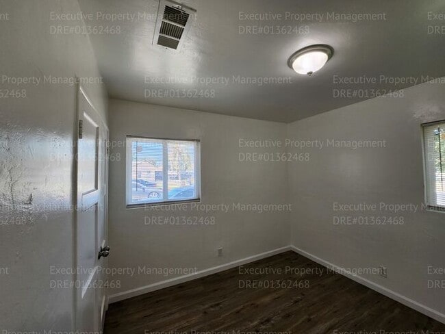 Building Photo - 4 bedroom/ 1 bathroom near schools, park, ...