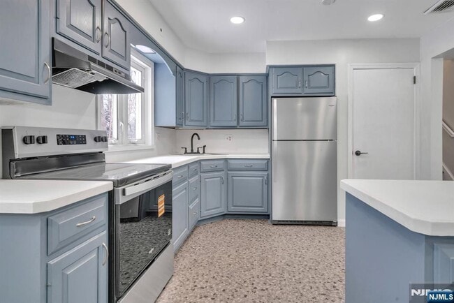 Building Photo - 231 Hudson Ave