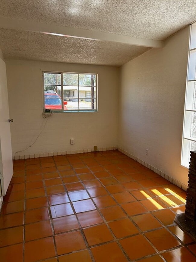 Building Photo - 2 Bedroom Single Family -Central Tucson